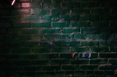 Sarı ışık bir fener bir yeşil tuğla duvar