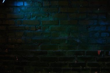 Mavi Fener'in ışık karanlık tuğla duvar