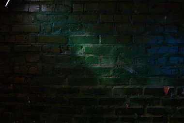 Beyaz ışık bir fener bir yeşil tuğla duvar