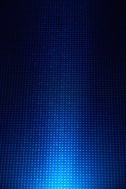 Parlak mavi Kareli arka plan üzerinde beyaz bir ışık demeti