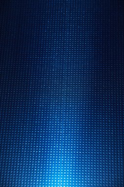 Işık mavi Kareli arka plan üzerinde beyaz ışını