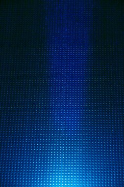 Bir kafeste mavi bir arka plan üzerinde beyaz ışık ışını