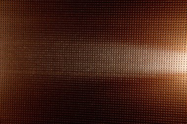 Kahverengi bir arka plan üzerinde yatay beyaz ışık