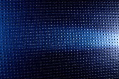 Siyah nokta mavi bir arka plan üzerinde yatay beyaz ışık