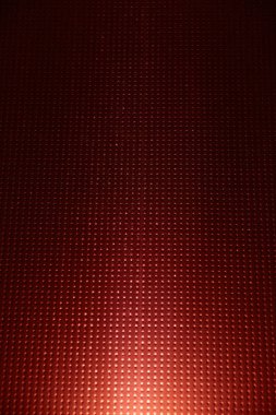 Bordo arka planda bir ışık ışını ile beyaz nokta