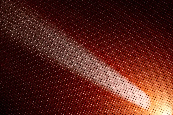 ポイントに濃い赤の背景に光懐中電灯のビーム — ストック写真