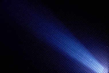 Bir koyu mavi arka çapraz parlak ışık ışını