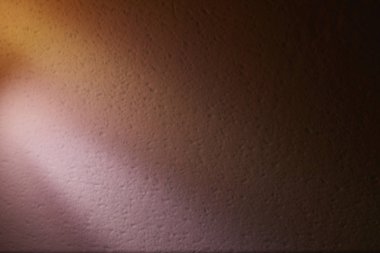 Turuncu bir arka plan üzerinde pembe ışık ışınları