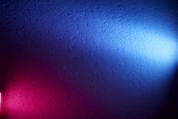 粉红色和蓝色灯笼的光线将背景分为两部分 — 图库照片