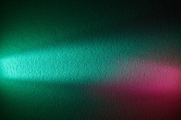 在黑暗的绿松石背景下 粉红色的光芒和明亮的绿松石光线 — 图库照片