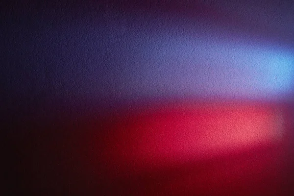 Luminosi Brillanti Raggi Rossi Luce Uno Sfondo Rosso Viola Scuro — Foto Stock