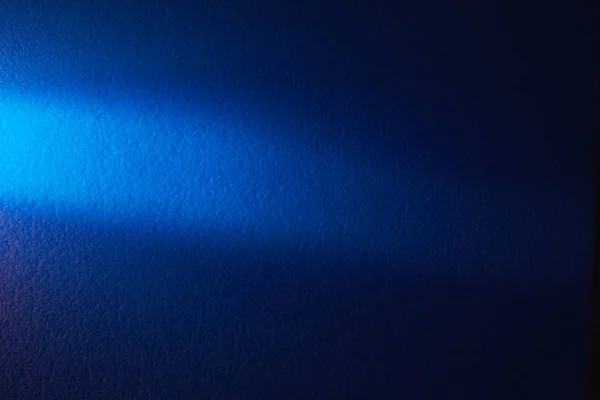 Haz Luz Azul Brilla Horizontalmente Sobre Fondo Azul Textural Borroso —  Fotos de Stock