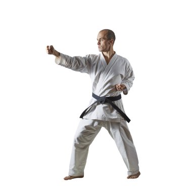 Aktif atlet beyaz izole arka planda resmi karate egzersizleri trenler