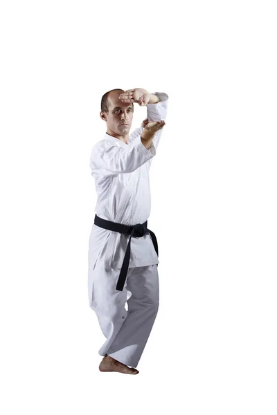 Λευκό Φόντο Ενήλικος Ενεργός Αθλητής Κάνει Επίσημες Ασκήσεις Καράτε — Φωτογραφία Αρχείου