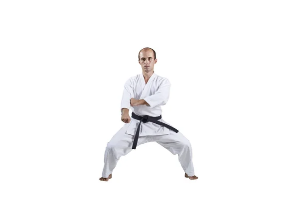 Vit Bakgrund Utför Vuxna Aktiva Idrottare Formella Karate Övningar — Stockfoto