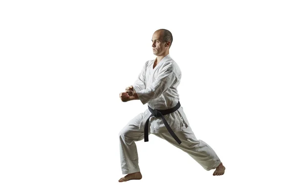 Beyaz Izole Arka Plan Atlet Üzerinde Resmi Karate Egzersizleri Gerçekleştirir — Stok fotoğraf