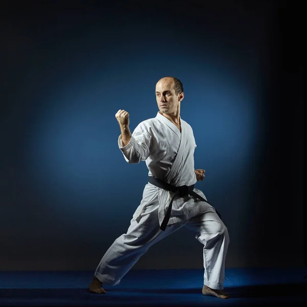 Tatami Azul Deportista Realiza Ejercicios Formales Karate — Foto de Stock
