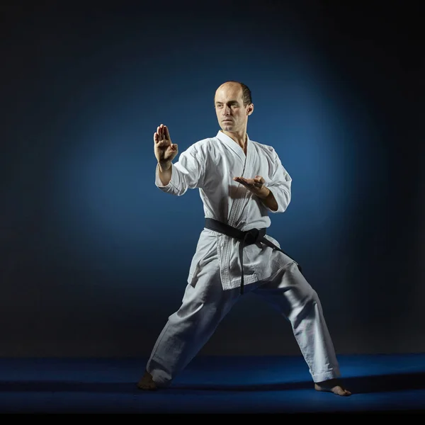 Atleta Entrena Ejercicios Formales Karate Tatami Azul — Foto de Stock