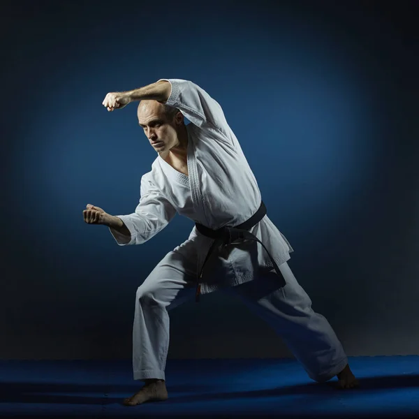Den Blå Tatami Atlet Gör Formella Karate Övningar — Stockfoto