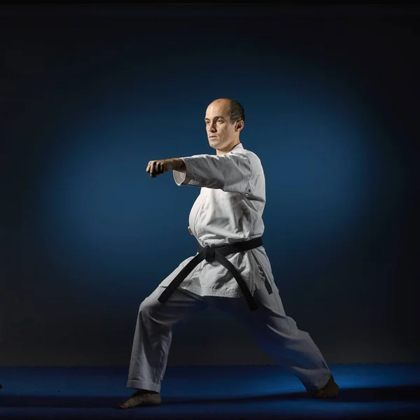 Atleta Adulto Haciendo Ejercicios Formales Karate Tatami Azul — Foto de Stock