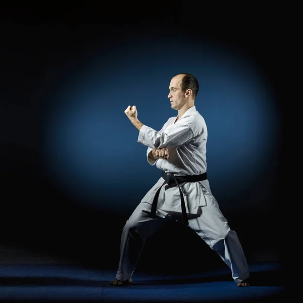 Den Blå Tatami Aktiva Atlet Utför Formella Karate Övningar — Stockfoto