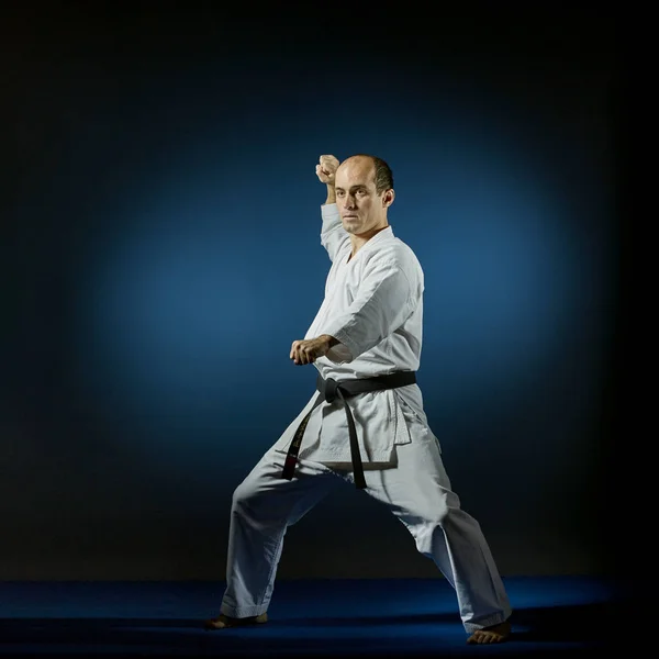 Atleta Activo Realiza Ejercicios Formales Karate Tatami Azul — Foto de Stock
