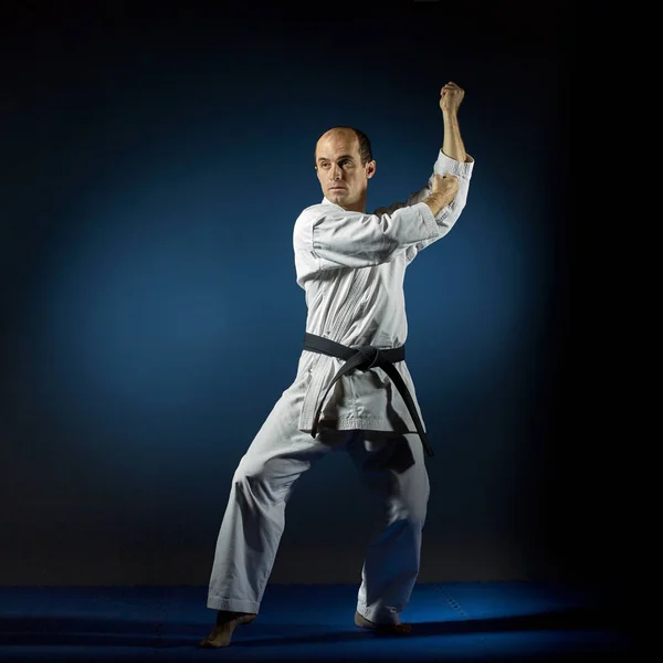 Atleta Activo Entrena Ejercicios Formales Karate Tatami Azul — Foto de Stock