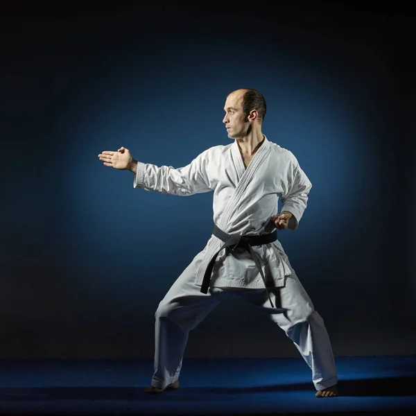 Atleta Cinturón Negro Entrena Ejercicios Formales Karate Tatami Azul — Foto de Stock