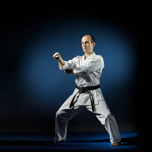 Atleta Activo Tatami Azul Haciendo Ejercicios Formales Karate — Foto de Stock