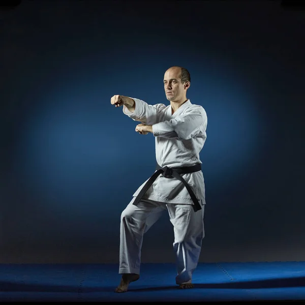 Hombre Realiza Ejercicios Formales Karate Tatami Azul — Foto de Stock