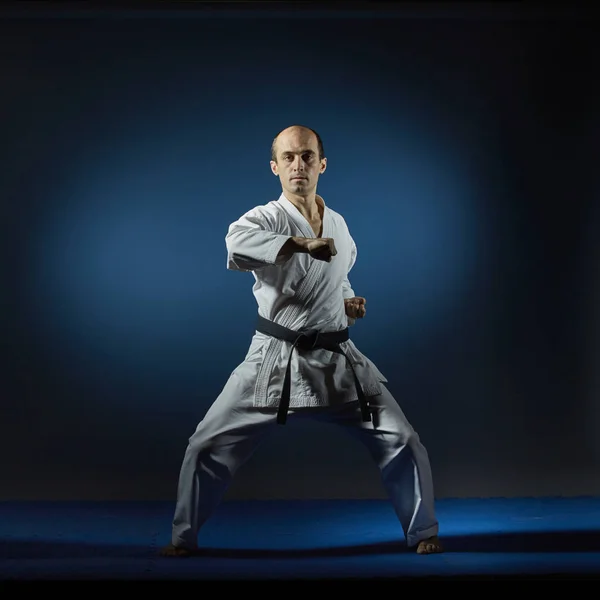 Hombre Hace Ejercicios Formales Karate Tatami Azul — Foto de Stock