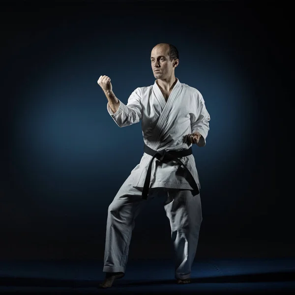 Hombre Activo Entrena Ejercicios Formales Karate — Foto de Stock