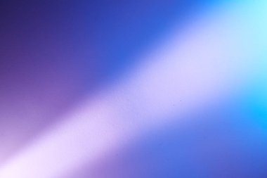 Mor mavi ve açık mavi arka plan üzerinde aralıklı ışık mor ışın