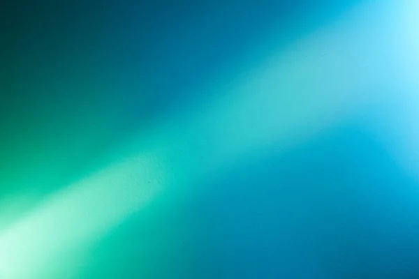 蓝色和绿松石背景上的浅绿松石间歇性光束 — 图库照片
