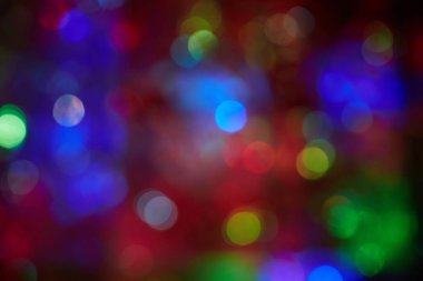 Kırmızı mavi ve yeşil çiçekler noktalı bulanık arka plan