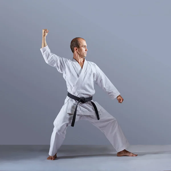 Karategi Sportoló Vonatok Formális Karate Gyakorlatok Szürke Háttér — Stock Fotó
