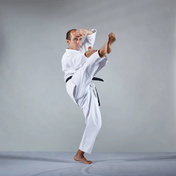 Sobre Fondo Gris Atleta Karategi Hace Ejercicios Formales Karate — Foto de Stock