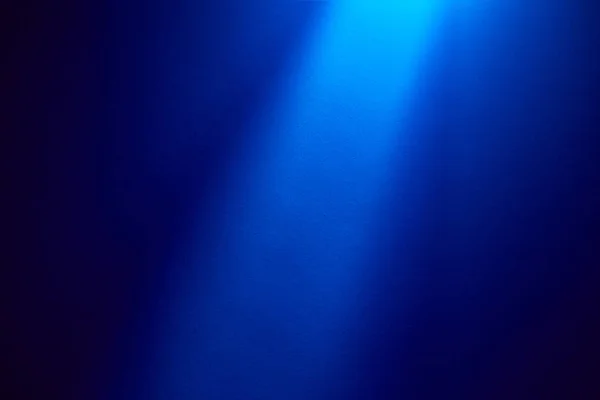 Темно Синем Тонко Текстурированном Фоне Голубой Луч Света Светит Сверху — стоковое фото