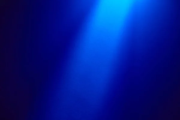 Голубом Полуразмытом Фоне Светло Голубой Вертикальный Луч Света — стоковое фото