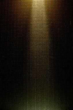 Koyu sarı bir arka plan üzerinden bir noktaya kadar sarı bir ışık demeti yanar