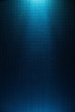 Yukarıdan gelen açık mavi dağınık ışık demeti mavi arka planı bir noktaya kadar aydınlatır