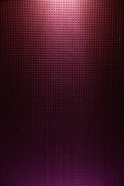 Koyu mor arka plan yukarıdan açık mor dağınık ışık ışını ile aydınlatılır