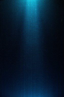 Yukarıdan gelen mavi ışıkla aydınlatılan noktaya koyu mavi arka plan