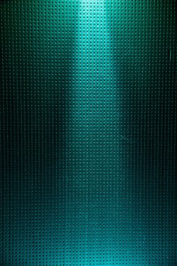 Işık turkuaz ışını turkuaz arka planı yukarıdaki bir noktaya kadar aydınlatır