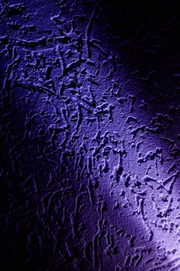 Desenleri olan bir arka plan üzerinde Mor ışık ışını