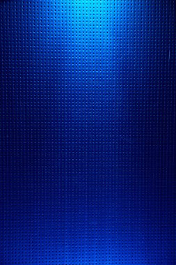 Mavi arka plan yukarıdan açık mavi dağınık ışık ile aydınlatılır