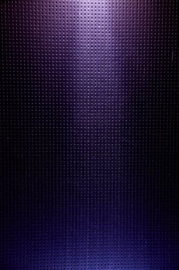 Mor ışık ışını yukarıdan koyu mor ve koyu mavi bir arka plan üzerinde bir noktaya parlar