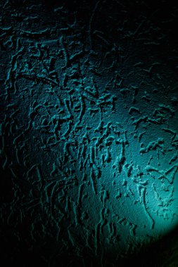 Bir desen ile koyu bir arka plan karşı Turkuaz diyagonal dar ışık demeti