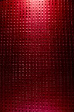 Kırmızı ve pembe arka planda yukarıdan siyah bir nokta üzerinde ışık kırmızısı bir ışık demeti parlar