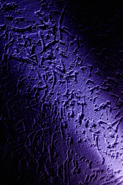 Desenleri olan bir arka plan üzerinde Mor ışık ışını